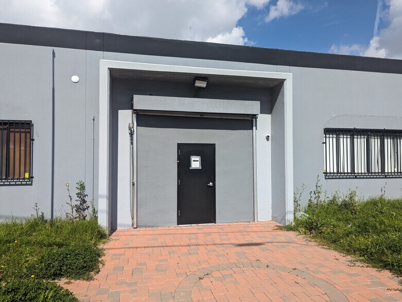 More Photos Of 3019 Vail Ave, Commerce Manufacturing For Sale