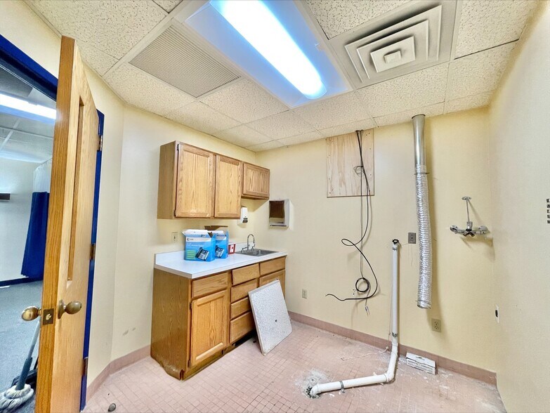 More Photos Of 3229 Broadway St, Gary Office For Lease