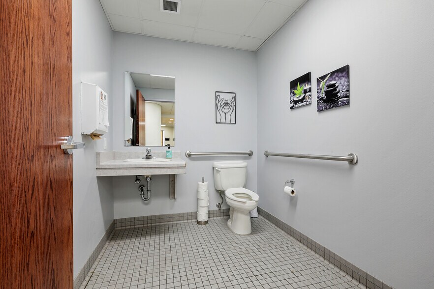 More Photos Of 952 S Park Ave, Fond Du Lac Medical For Lease
