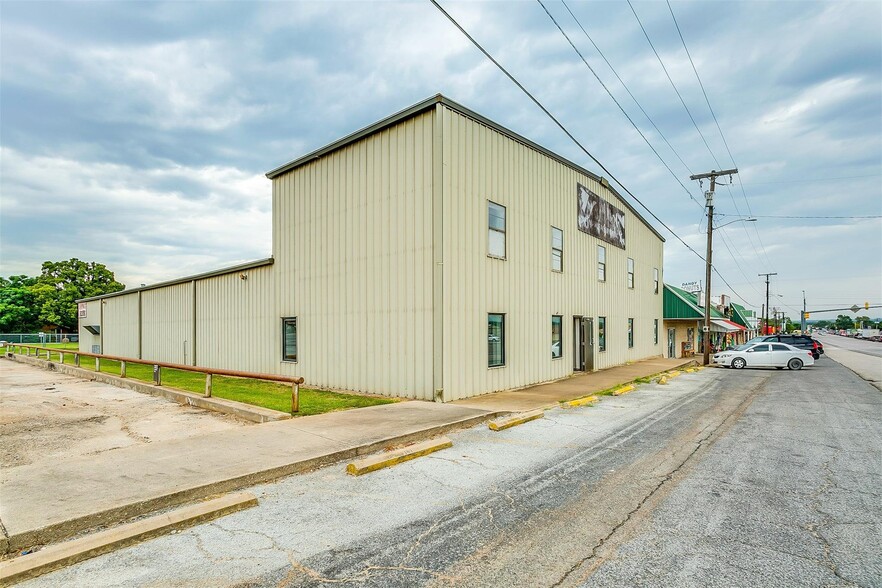 More Photos Of 117 W Rock Island Ave, Boyd Light Manufacturing For Lease