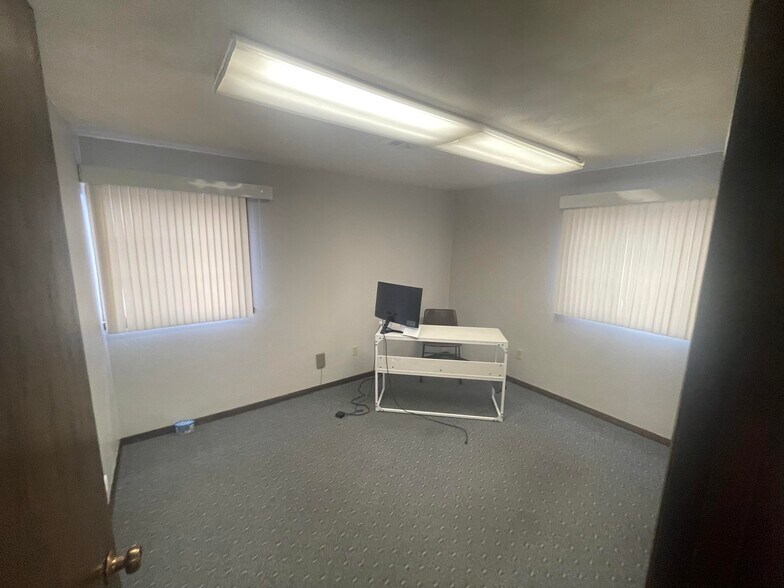 More Photos Of 630 S Green Bay Rd, Neenah Office For Sale