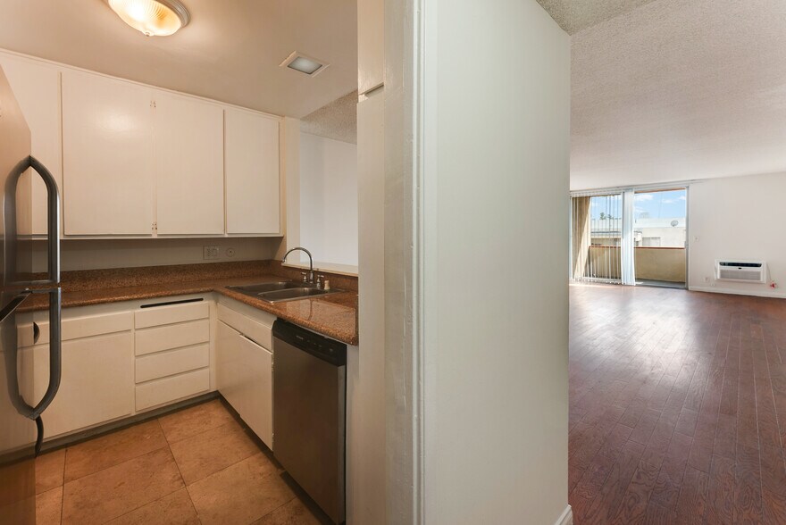 More Photos Of 300 S Gramercy Pl, Los Angeles Apartments For Sale