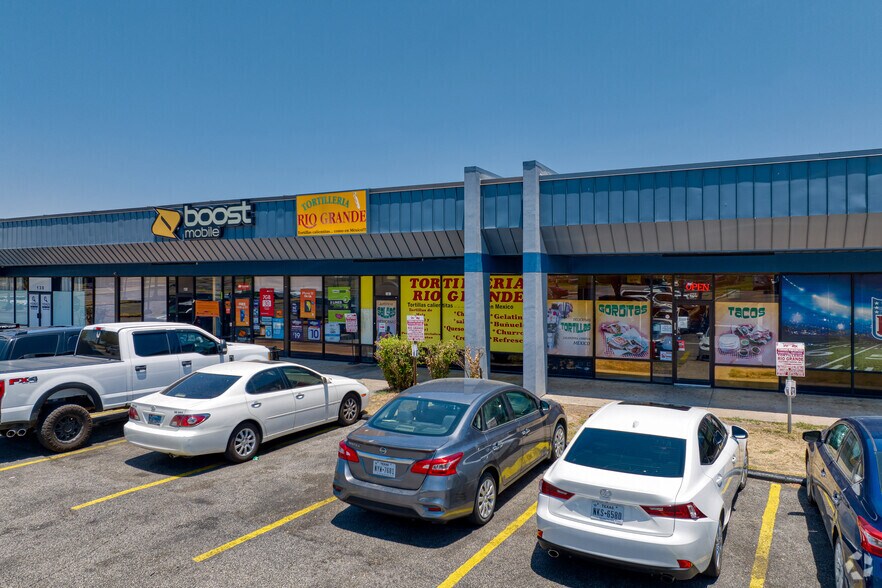 More Photos Of 900 E Braker Ln, Austin Storefront For Lease