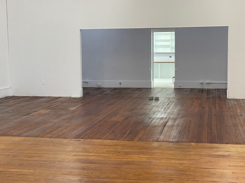 More Photos Of 200-232 W New Braunfels St, Seguin Warehouse For Lease