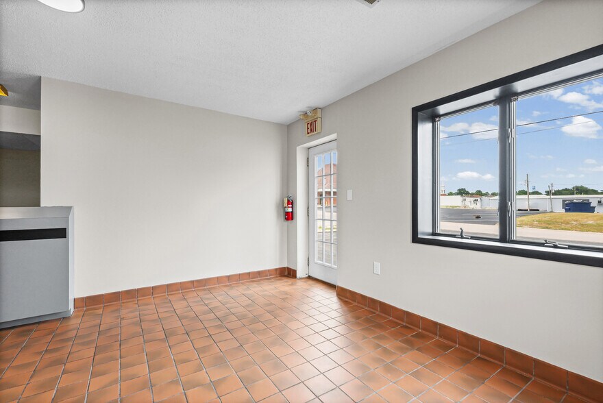 More Photos Of 11 S 2nd St, Festus Office For Sale