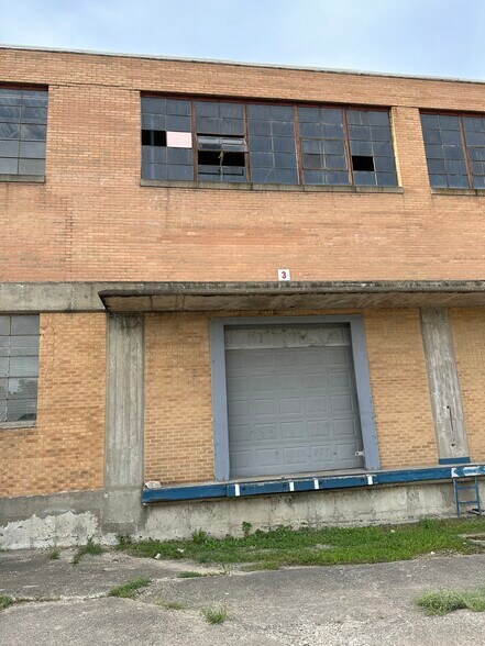 More Photos Of 301 W 3rd St, Sterling Manufacturing For Sale