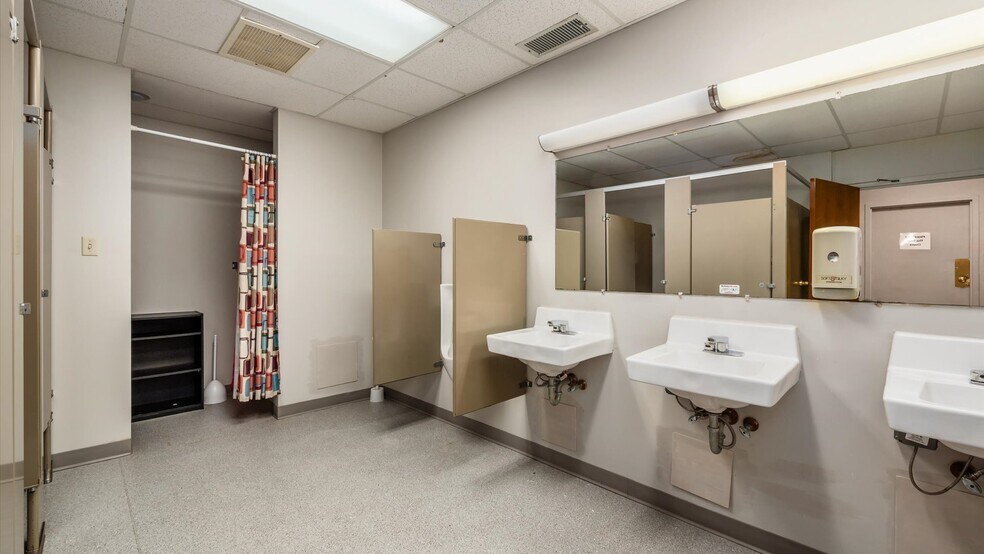 More Photos Of 172 S Friendship Dr, New Concord Medical For Sale