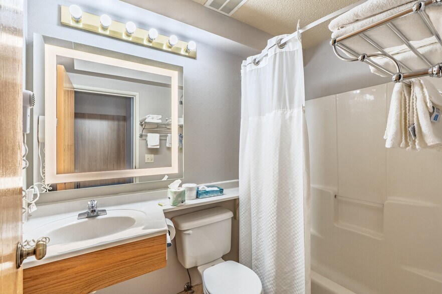 More Photos Of 519 Crook St, Custer Hotel For Sale