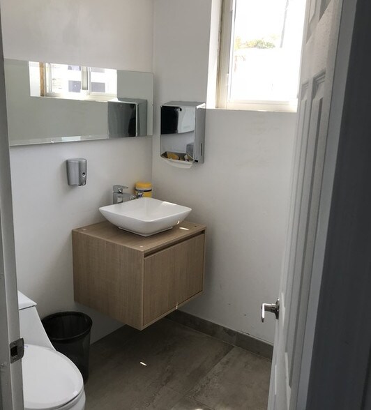 More Photos Of 601 S 21st Ave, Hollywood Showroom For Lease