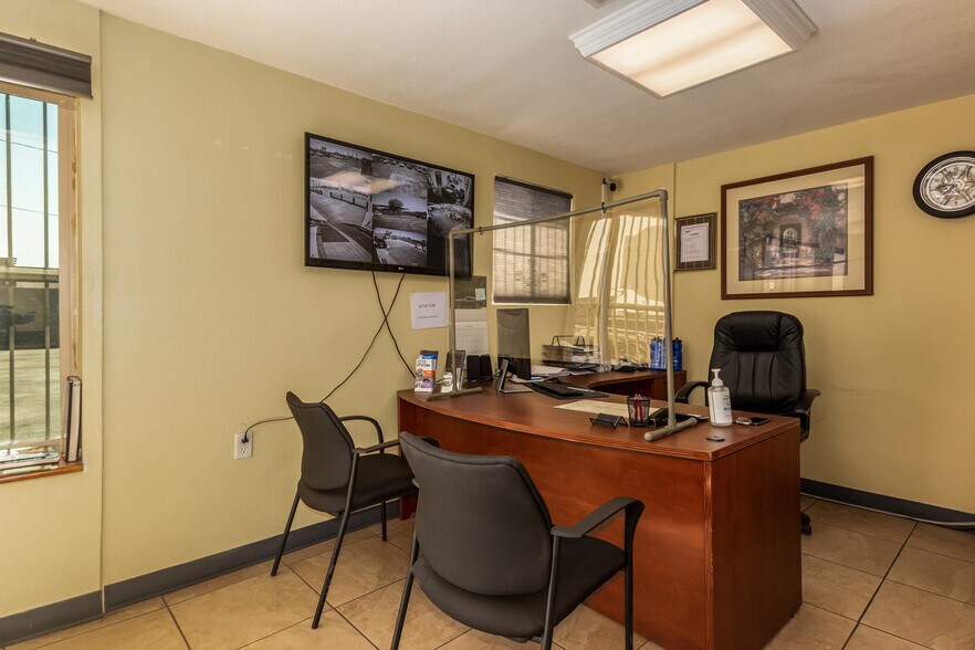 More Photos Of 906 E Broadway Rd, Phoenix Warehouse For Sale