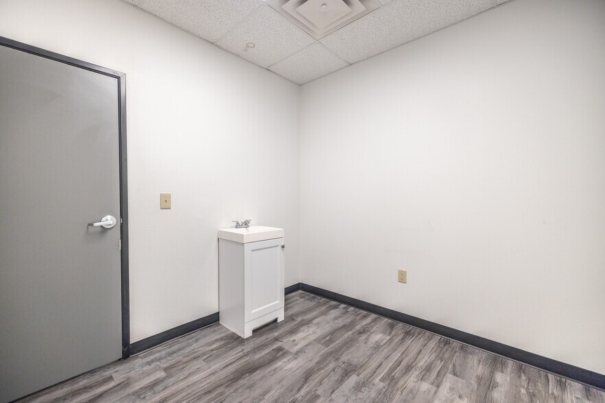 More Photos Of 15720 N Greenway-Hayden Loop, Scottsdale Office For Sale