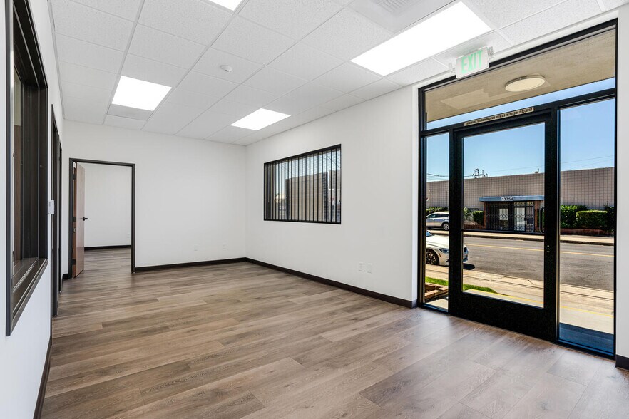 More Photos Of 13755-13761 Saticoy St, Panorama City Warehouse For Lease