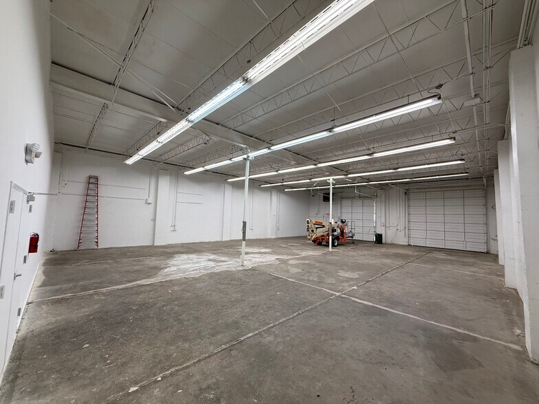 More Photos Of 8307-8309 Atlantic Blvd, Jacksonville Showroom For Lease