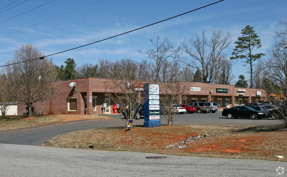 More Photos Of 112-118 Pointe South Dr, Randleman Storefront For Lease