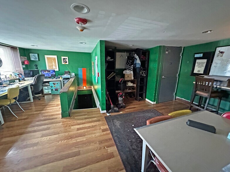 More Photos Of 439 E Congress St, Detroit Bar For Lease