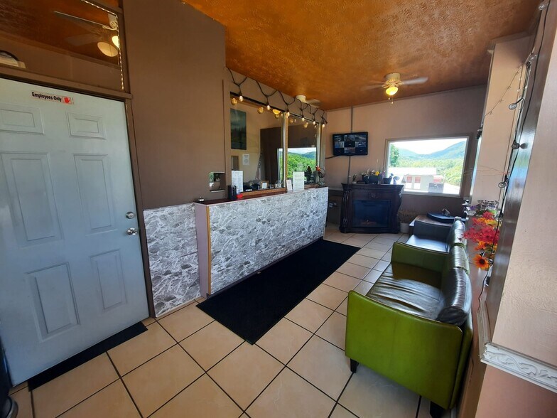 More Photos Of 124 Woods Ave, Caryville Hotel For Sale