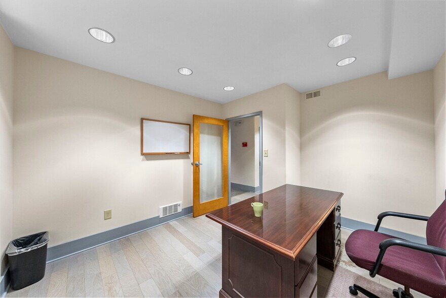 More Photos Of 3 Mapleton Rd, Princeton Office For Sale