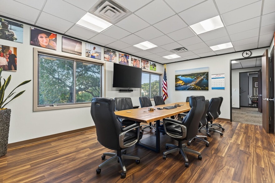 More Photos Of 8320 Bee Caves Rd, Austin Office For Sale