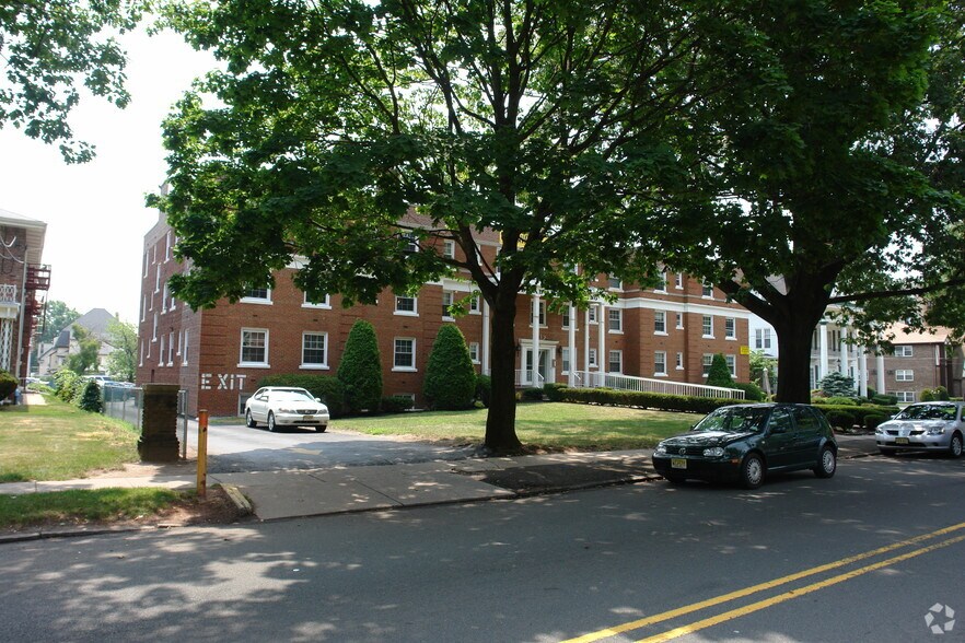 More Photos Of 228-230 W Jersey St, Elizabeth Medical For Lease