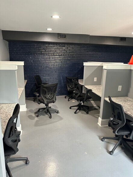More Photos Of 206 N Church St, Lexington Freestanding For Lease