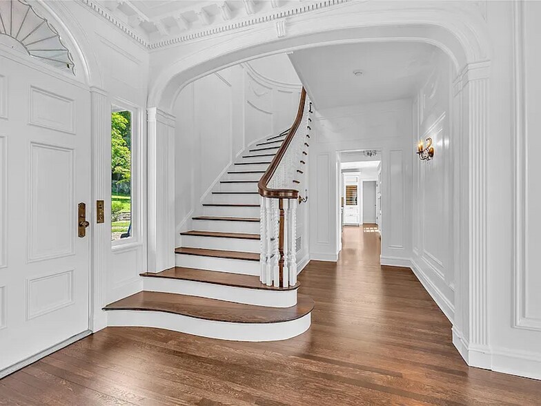 More Photos Of 158 E Shore Rd, Halesite Specialty For Sale