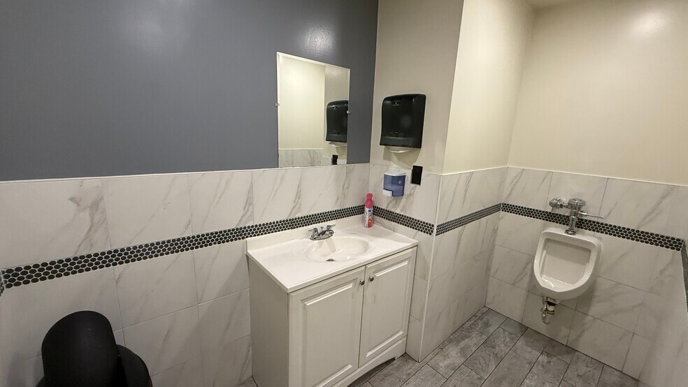 More Photos Of 124 3rd St, Allentown Auto Dealership For Lease