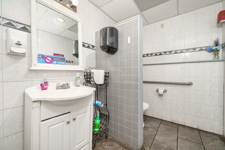 More Photos Of 1 Wall St, Cromwell Restaurant For Sale