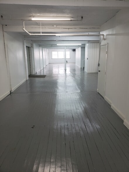 More Photos Of 33 Elm St, Merrimack Warehouse For Lease