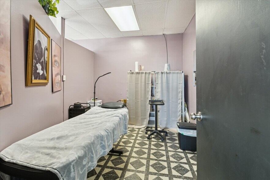 More Photos Of 1017 Washington Ave, Bay City Storefront Retail Residential For Sale