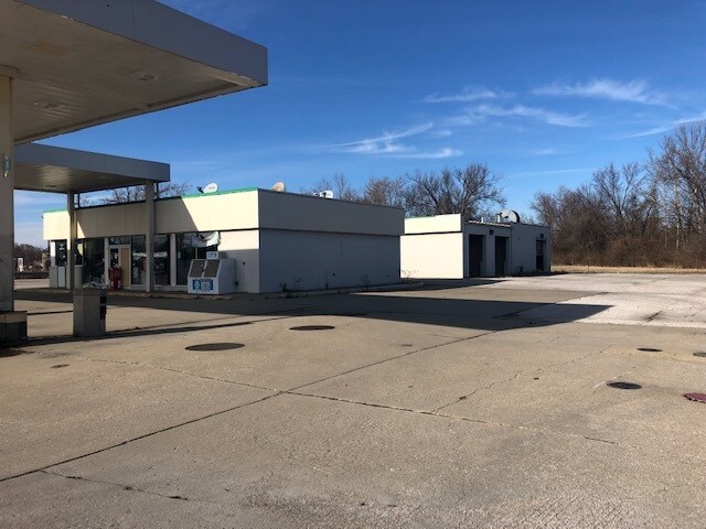 More Photos Of 606 Shirlee St, Vincennes Service Station For Sale
