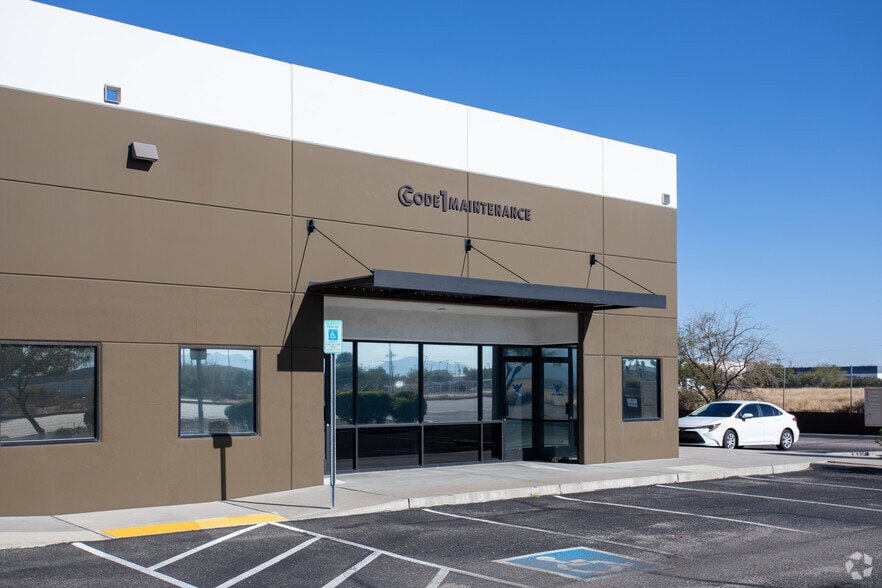 More Photos Of 2115 E Valencia Rd, Tucson Warehouse For Lease