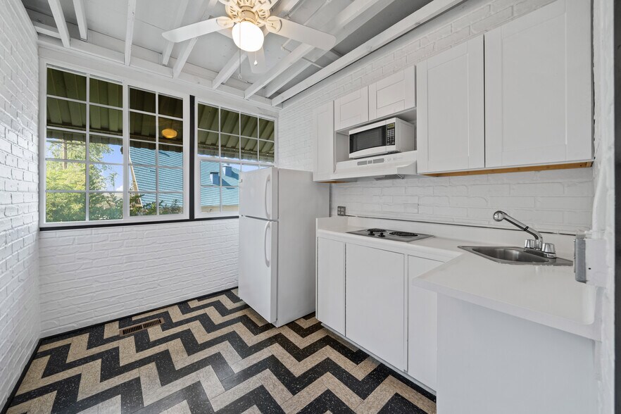 More Photos Of 903 N San Fernando Blvd, Burbank Storefront Retail Office For Sale