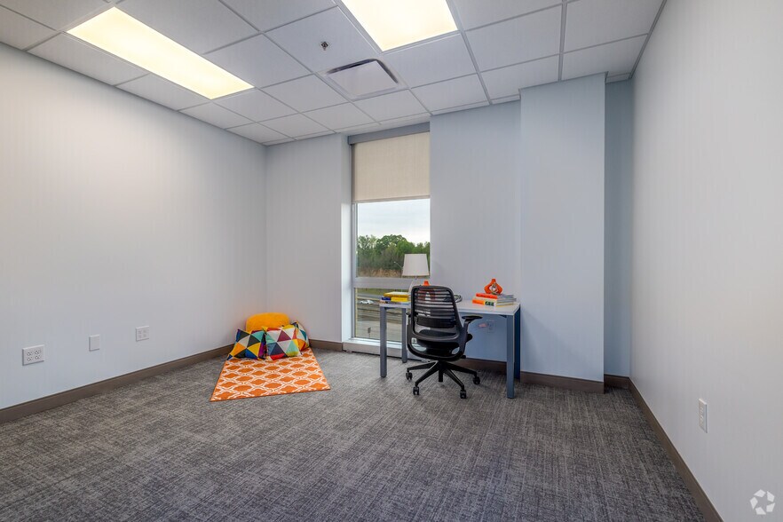 More Photos Of 4037 E Independence Blvd, Charlotte Coworking Space