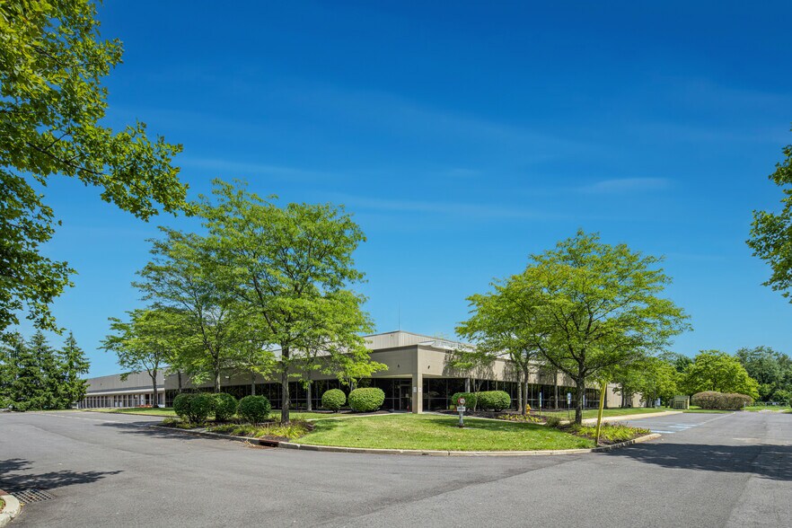 More Photos Of 400 Cabot Dr, Hamilton Distribution For Lease