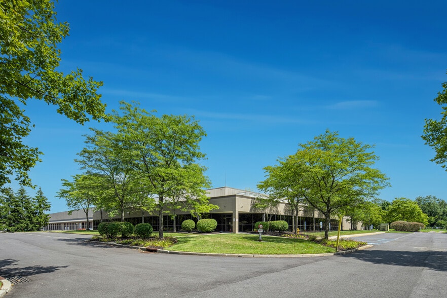 More Photos Of 400 Cabot Dr, Hamilton Distribution For Lease