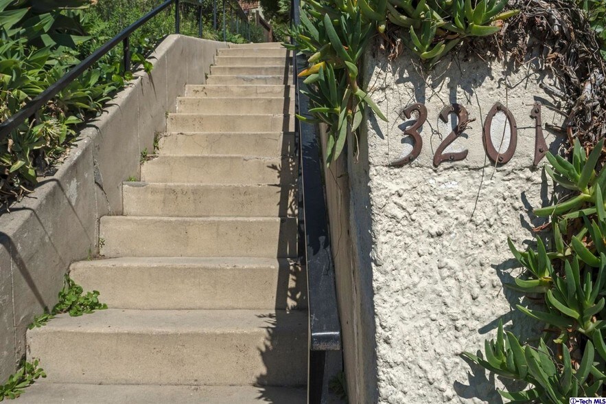 More Photos Of 3201 Hamilton Way, Los Angeles Apartments For Sale