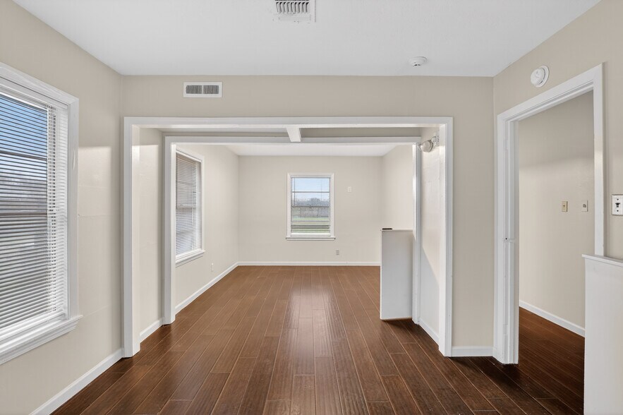 More Photos Of 5109 E 5th St, Katy Storefront Retail Office For Lease