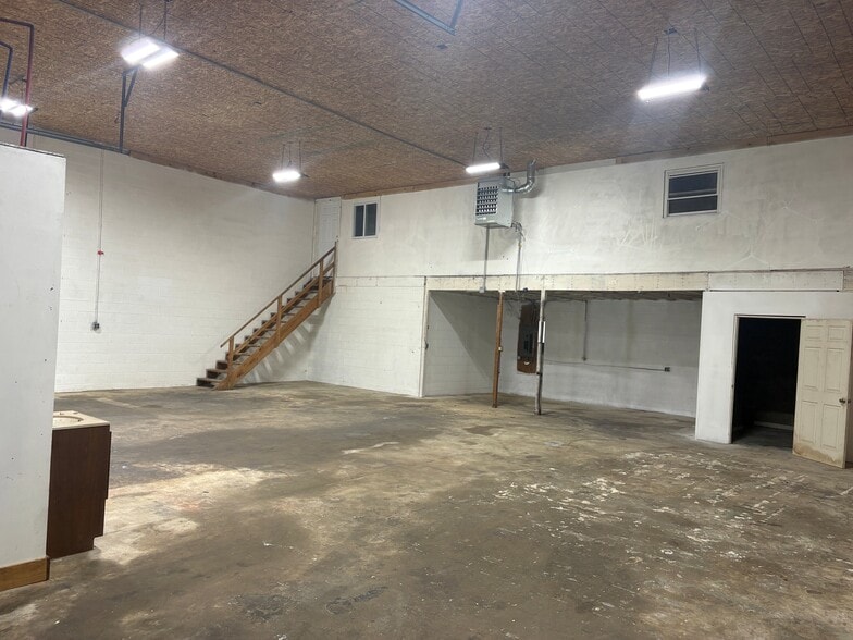 More Photos Of 612 Colonial Ave, Elsmere Light Distribution For Lease