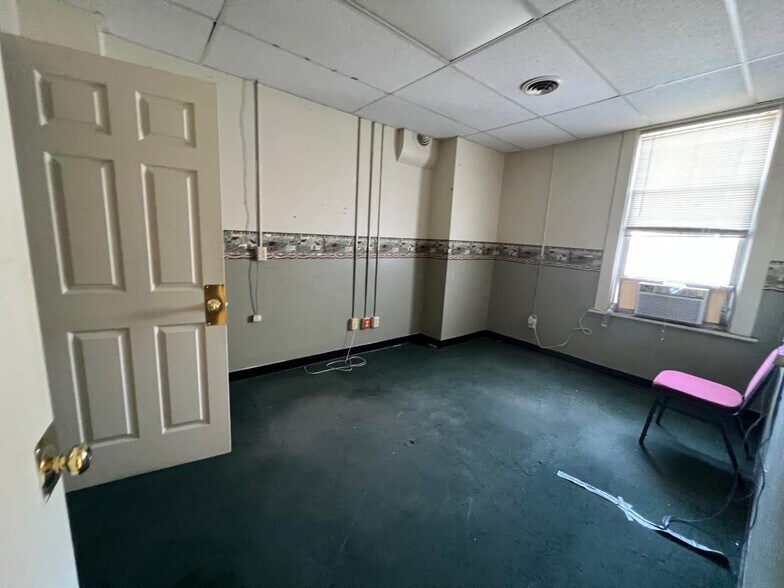 More Photos Of 625 8th St, Huntington Office For Lease