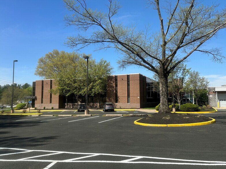 More Photos Of 800 Barksdale Rd, Newark Medical For Lease