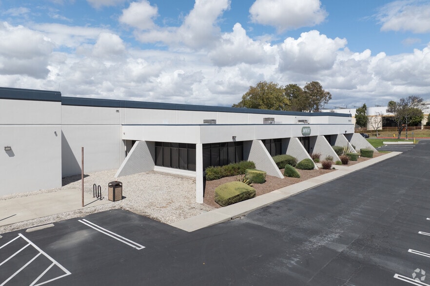 More Photos Of 1161 E Walnut St, Carson Manufacturing For Lease