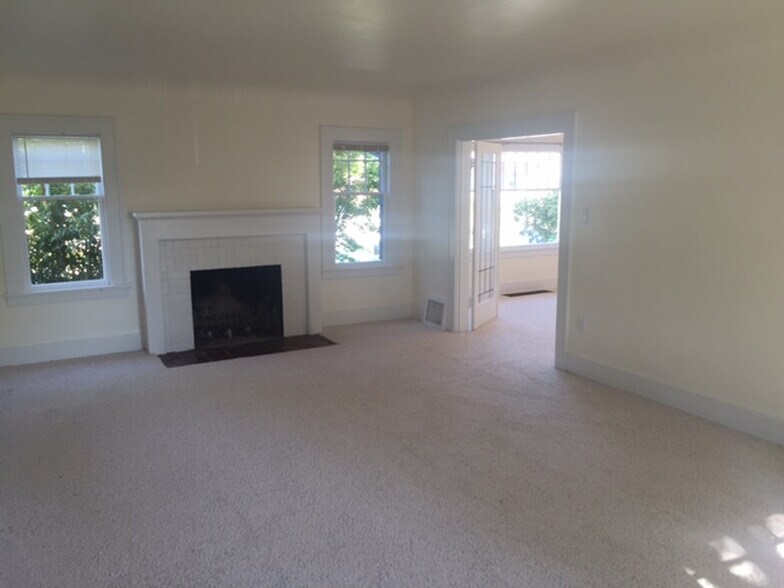 More Photos Of 1302 N 49th St, Seattle Apartments For Sale