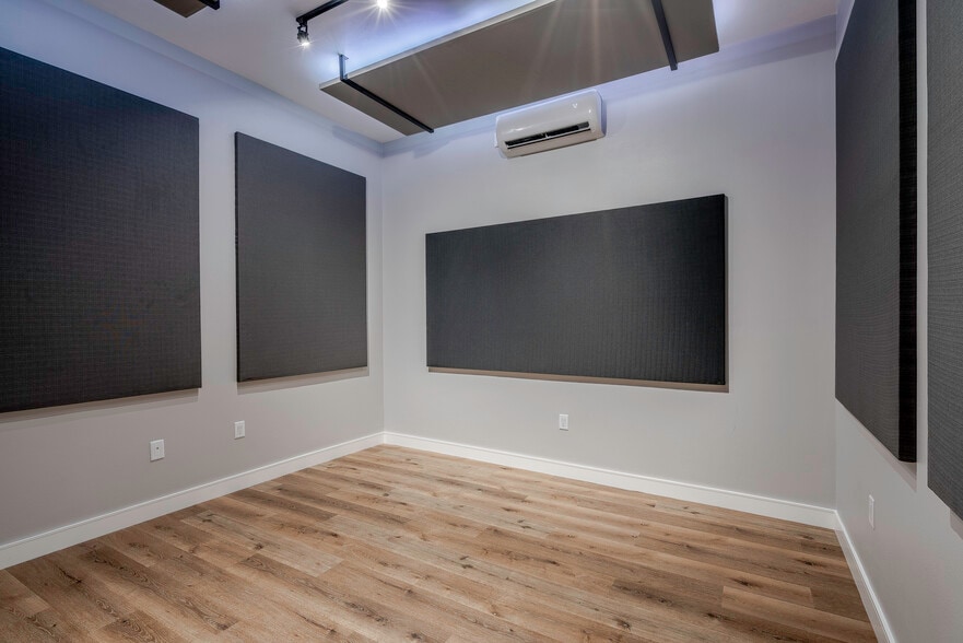 More Photos Of 10440 Burbank Blvd, North Hollywood Office For Sale