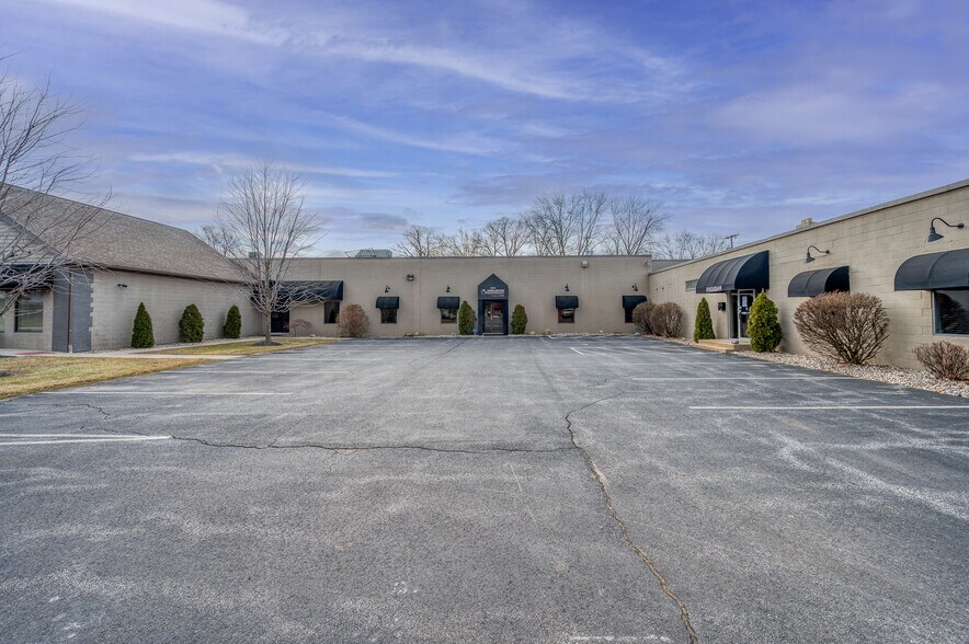 More Photos Of 5025 Dorr St, Toledo Showroom For Sale