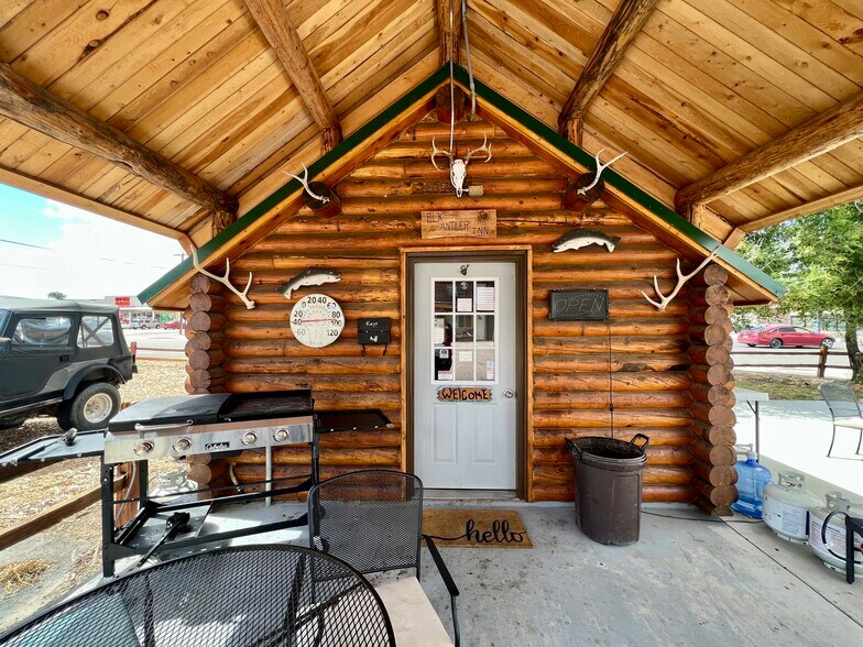 More Photos Of 501 S 6th St, Thermopolis Hotel For Sale