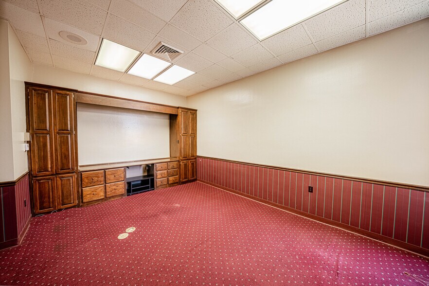 More Photos Of 700 Main St, Pineville Bank For Lease