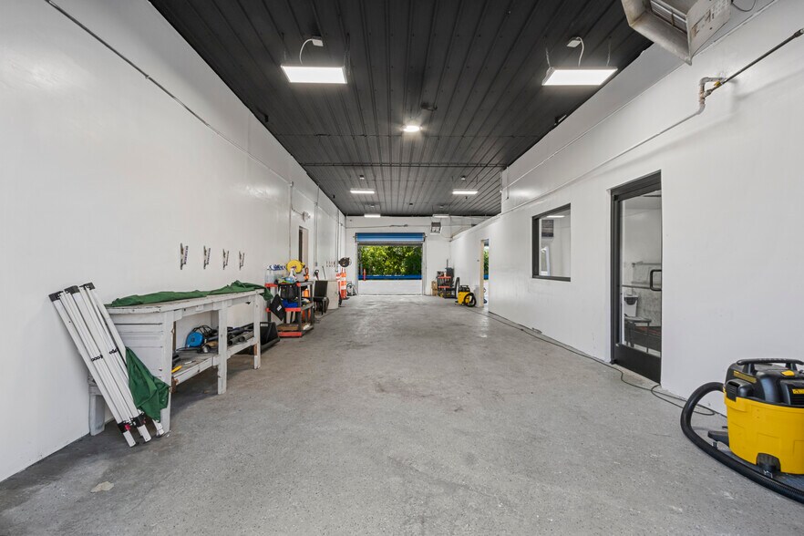 More Photos Of 4057 Dix Hwy, Lincoln Park Freestanding For Sale