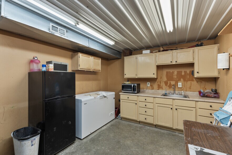 More Photos Of 60 US-54 Hwy, El Dorado Springs General Retail For Sale