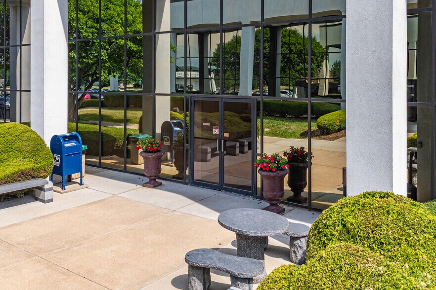 More Photos Of 815 N Larkin Ave, Joliet Office For Sale