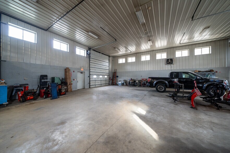 More Photos Of 10 Park Dr, Franklin Warehouse For Lease